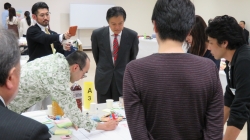 写真:討議の様子を見学2