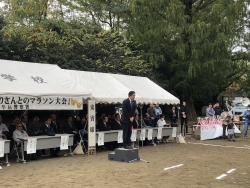 写真:挨拶する吉住区長