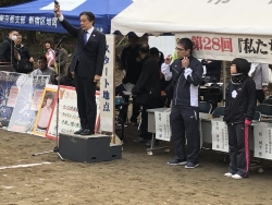 写真:スターターを務める吉住区長