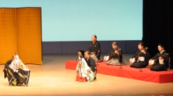 写真:「ご祝儀 子宝三番叟」のステージの様子(新内節浄瑠璃)