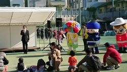 写真:挨拶する吉住区長