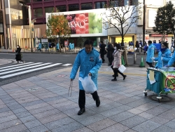 写真：清掃活動する吉住区長