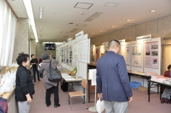 写真:参加者とお話する吉住区長
