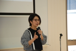 写真:くわばた りえさんの特別講演の様子