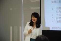写真:笑顔表情筋プランナーの北野さんのセミナーの様子