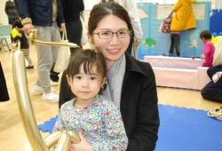 写真:バルーンアートワークショップで作ったバルーンを持った母娘(おやこ)