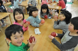 写真：リンゴを受け取った北新宿子ども園の子どもたち