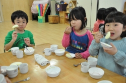 写真:リンゴを受け取った北新宿子ども園の子どもたち