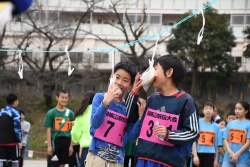 写真：パン食いレースのようす