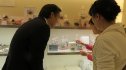 写真:手作りの品を見学する吉住区長