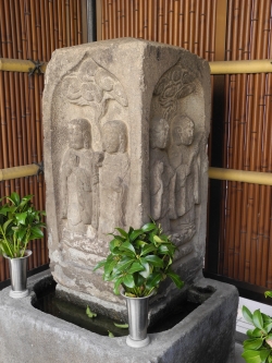 写真:長安寺の六地蔵塔