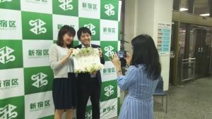 写真:記念撮影を行うカップル