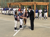写真:優勝旗返還