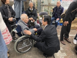 写真:参加者の方々と