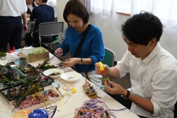 写真:ワイルドフラワーで花かごを作る来場者