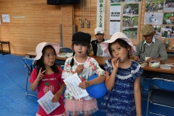 写真:草笛体験に参加した子どもたち