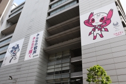 写真:四谷特別出張所壁面ラッピング