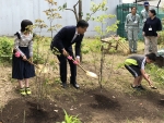 写真：記念植樹の様子