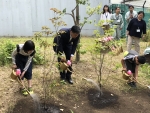 写真：記念植樹の様子