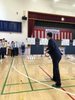 写真:始投式の様子