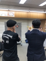 写真:吹き矢体験