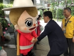 写真:新宿シンちゃんと握手