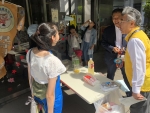 写真:中学生実行委員との談笑
