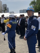 写真:情報収集用ドローンを見上げる様子