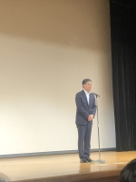 写真:講演終了後、参加者の皆さまへごあいさつ