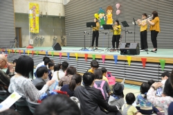 写真:ステージでミニコンサートをする東京音楽大学の学生と観客の様子