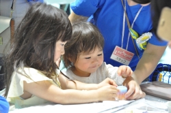 写真:カラフルプチキャンドル作りをする子どもの様子