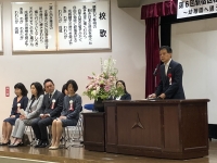 写真:式典でごあいさつする区長