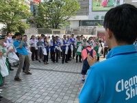 写真:若手芸人のパフォーマンスを楽しむ参加者