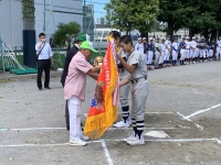 写真:前年度優勝旗・優勝杯の返還
