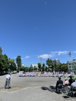 写真:快晴の空の下で開会