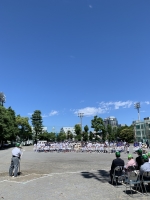 写真：快晴の空の下で開会