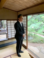 写真:寝室から庭を望む