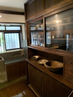 写真：台所の食器棚