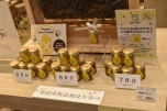 写真:はちみつの販売の様子