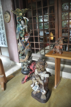写真:鬼の像3体