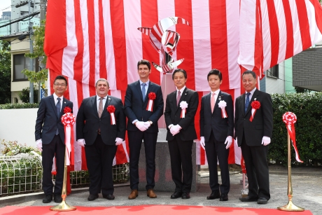 写真:除幕式での集合写真