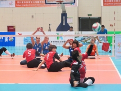 写真:シッティングバレーボール教室