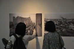 写真:新宿の歴史写真展を見る来場者たち