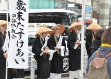 写真:新宿三丁目交差点での托鉢の様子