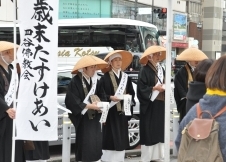 写真：新宿三丁目交差点での托鉢の様子