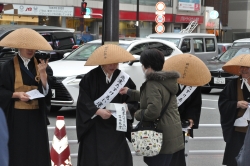 写真:道行く方が募金される様子
