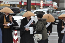 写真：道行く方が募金される様子