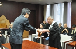 写真:佐々木会長から寄付金を受ける吉住区長