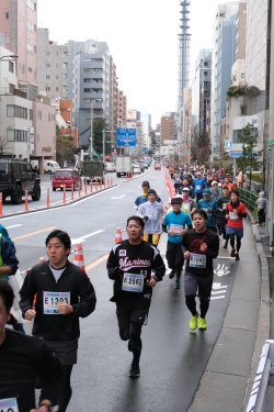 写真：靖国通りを走るランナー