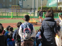 写真:消防署による鎮火のデモンストレーション